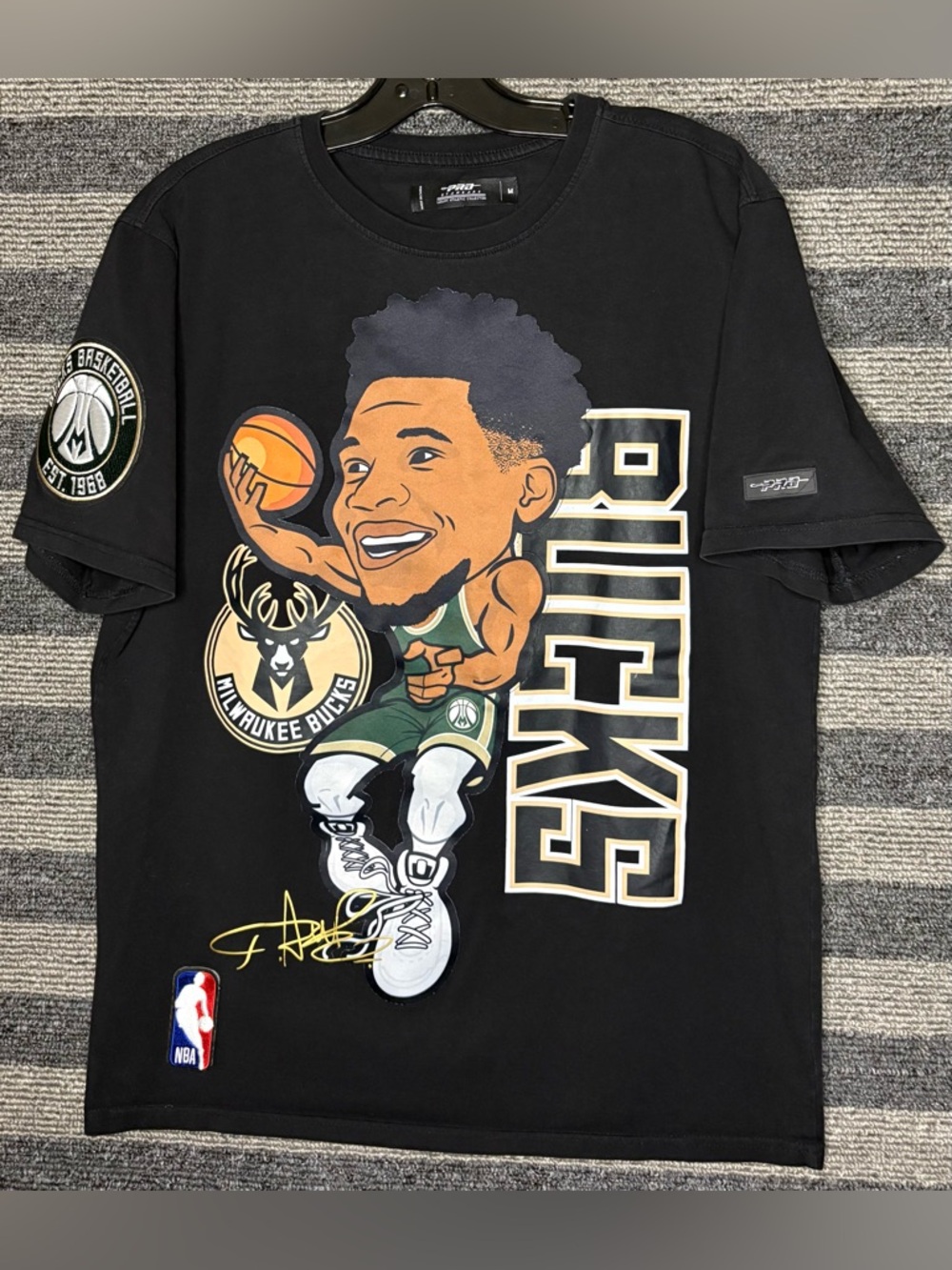 Pro Standard Giannis Antetokounmpo Milwaukee Bucks NBA Graphic T-Shirt Medium